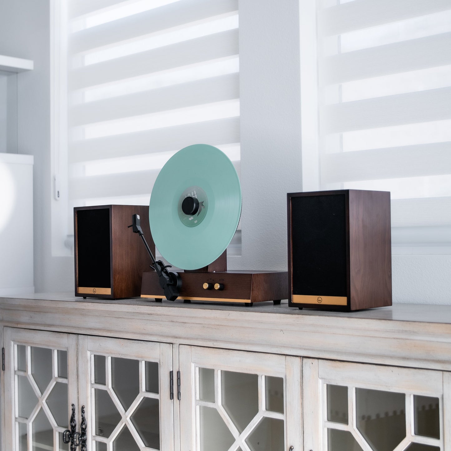 Fuse Audio GLD Vertical Vinyl Record Player - product image 9 - Audio Sellerz